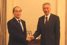 Bí thư Thành ủy Thành phố Hồ Chí Minh Nguyễn Thiện Nhân và Thủ tướng Singapore Lý Hiển Long. (Ảnh: Xuân Vịnh/TTXVN) 