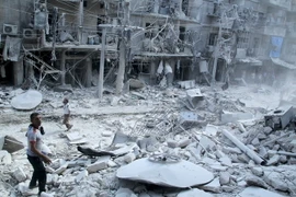 Cảnh đổ nát sau một vụ không kích ở Al-Shaar, Aleppo ngày 17/9. (Nguồn: Reuter/TTXVN)