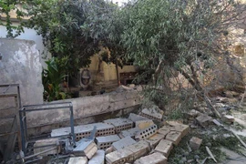 Cảnh đổ nát tại Qamishli, Syria, sau khi khu vực này trúng pháo kích của quân đội Thổ Nhĩ Kỳ trong chiến dịch tấn công các tay súng người Kurd tại Đông Bắc Syria ngày 12/10/2019. (Nguồn: THX/TTXVN) 