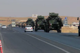 Xe quân sự của Thổ Nhĩ Kỳ tiến về tỉnh Akcakale, giáp giới Syria ngày 9/10/2019. (Nguồn: THX/TTXVN) 