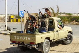 Lực lượng ủng hộ chính phủ Yemen tại khu vực ngoại ô Hodeida ngày 18/11/2018. (Nguồn: AFP/TTXVN) 
