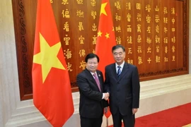 Phó Thủ tướng Trịnh Đình Dũng và Phó Thủ tướng Trung Quốc Uông Dương. (Nguồn: TTXVN)