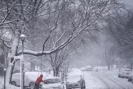 Tuyết phủ trắng xóa tại Arlington, Virginia, Mỹ sau trận bão tuyết ngày 21/3/2018. (Nguồn: AFP/TTXVN) 