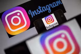 Biểu tượng Instagram trên màn hình điện thoại di động ở Nantes, miền tây nước Pháp, ngày 2/5/2019. (Nguồn: AFP/TTXVN) 