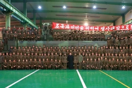 Nhà lãnh đạo Triều Tiên Kim Jong-un (giữa) chụp ảnh chung với các kỹ sư thực hiện vụ phóng thử tên lửa đạn đạo liên lục địa Hwasong-15. (Nguồn: Yonhap/TTXVN)