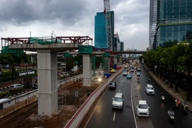 Công trình xây dựng dự án LRT ở Jarkata, Indonesia khi đang thi công. (Nguồn: AFP/TTXVN)