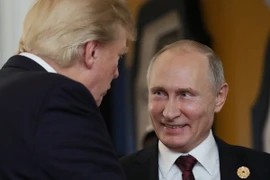 Tổng thống Nga Vladimir Putin (phải) và Tổng thống Mỹ Donald Trump (trái) trong cuộc gặp tại Hội nghị cấp cao APEC ở Đà Nẵng. (Nguồn: AFP/TTXVN)