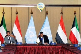  Đặc phái viên Liên hợp quốc về vấn đề Yemen Ismail Ould Cheikh Ahmed (giữa) tại cuộc đàm phán hòa bình Yemen ở Kuwait City, Kuwait ngày 17/7. (Nguồn: AFP/ TTXVN) 