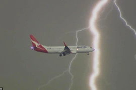 [Photo] Khoảnh khắc máy bay suýt bị sét đánh giữa không trung