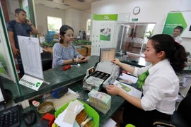 Khách hàng giao dịch tại Vietcombank. (Ảnh: Trần Việt/TTXVN)