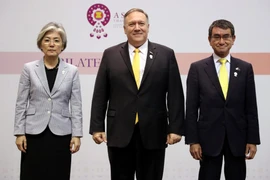 Ngoại trưởng Mỹ Mike Pompeo (giữa), Ngoại trưởng Hàn Quốc Kang Kyung-wha (trái) và Ngoại trưởng Nhật Bản Toshimitsu Motegi. (Nguồn: AFP) 