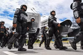 Cảnh sát Indonesia được triển khai tại thủ đô Jakarta. (Nguồn: AFP/TTXVN) 