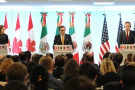 Các trưởng đoàn đàm phán NAFTA của Mexico, Mỹ và Canada: Ngoại trưởng Canada, Chrystia Freeland (ngoài cùng bên trái), Bộ trưởng Kinh tế Mexico, Ildefonso Guajardo (đứng giữa) và đại diện thương mại Mỹ, Robert Lighthizer. (Ảnh: Lưu Việt Hùng/TTXVN)