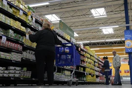 Khách hàng mua sắm tại một siêu thị ở Buenos Aires, ngày 15/8. (Nguồn: AFP/TTXVN) 