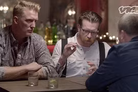 Joshua Homme (trái) và ca sỹ chính của ban nhạc Jesse Hughes (giữa) trong buổi phỏng vấn. (Nguồn: dailymail.co.uk)