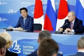 Tổng thống Nga Vladimir Putin (phải) và Thủ tướng Nhật Bản Shinzo Abe trong cuộc họp báo chung sau cuộc gặp bên lề Diễn đàn Kinh tế phương Đông ở thành phố Vladivostok (Nga) ngày 10/9. (Nguồn: Kyodo/TTXVN)