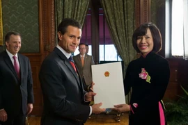 Đại sứ Việt Nam trình thư ủy nhiệm lên Tổng thống Mexico