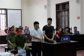 Bị cáo Phàng A Nhà và Nguyễn Văn Vẻ tại phiên tòa. (Ảnh: Thanh Hải/TTXVN) 