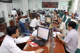 Khách hàng giao dịch tại Agribank Chi nhánh Đông Hà Nội. (Ảnh minh họa: Trần Việt/TTXVN)