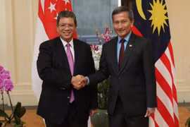 Ngoại trưởng Singapore Vivian Balakrisnan (phải) và người đồng cấp Malaysia Saifuddin Abdullah. (Nguồn: thestar.com.my) 