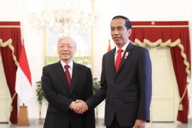Tổng thống Indonesia Joko Widodo đón Tổng Bí thư Nguyễn Phú Trọng. (Ảnh: Trí Dũng/TTXVN)
