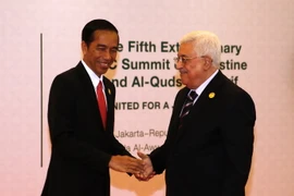 Tổng thống Palestine Mahmud Abbas (phải) và Tổng thống Indonesia Joko Widodo(trái) tại hội nghị. (Nguồn: AFP/TTXVN)