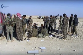 Lực lượng được Mỹ ủng hộ làm nhiệm vụ trong chiến dịch chống IS tại Ein Issa, phía Bắc Raqqa, Syria. (Nguồn: AP/TTXVN)