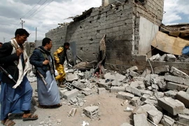 Cảnh đổ nát sau cuộc không kích ở Yemen ngày 29/8. (Nguồn: AFP/TTXVN)