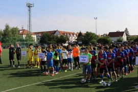 Các đội bóng lọt vào vòng chung kết Giải Bóng đá người Việt tại Cộng hòa Séc 2016. (Ảnh: Trần Quang Vinh/TTXVN)