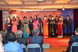 Chương trình văn nghệ với các bài hát ca ngợi quê hương đất nước. (Ảnh: Bích Hà/Vietnam+)