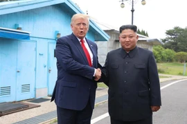 Tổng thống Mỹ Donald Trump (trái) và nhà lãnh đạo Triều Tiên Kim Jong-un trong cuộc gặp tại làng đình chiến Panmunjom ở biên giới liên Triều ngày 30/6/2019. (Nguồn: THX/TTXVN) 