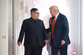 Nhà lãnh đạo Triều Tiên Kim Jong-un (trái) trong cuộc gặp thượng đỉnh với Tổng thống Mỹ Donald Trump tại Singapore ngày 12/6/2018. (Nguồn: EPA/TTXVN) 