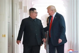 Nhà lãnh đạo Triều Tiên Kim Jong-un (trái) trong cuộc gặp thượng đỉnh với Tổng thống Mỹ Donald Trump tại Singapore ngày 12/6/2018. (Nguồn: EPA/TTXVN) 
