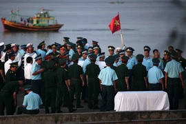 Đồng đội đón thi thể phi công Trần Quang Khải. (Ảnh: Thanh Tùng/TTXVN) 