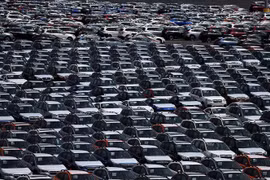 Ôtô tại kho bãi gần cảng Richmond, California, Mỹ, ngày 24/5/2018. (Nguồn: AFP/TTXVN) 