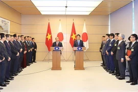 Thủ tướng Nguyễn Xuân Phúc và Thủ tướng Nhật Bản Shinzo Abe phát biểu trước báo chí, sau hội đàm. (Ảnh: Thống Nhất/TTXVN)
