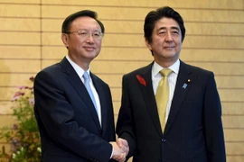 Thủ tướng Nhật Bản Shinzo Abe (phải) có cuộc gặp với Ủy viên Quốc vụ Trung Quốc Dương Khiết Trì hồi năm 2015. (Nguồn: Reuters/TTXVN)