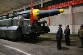 Nhà lãnh đạo Triều Tiên Kim Jong-un (phía trước) kiểm tra loại tên lửa đạn đạo đất đối đất tầm trung Hwasong-12 ngày 15/4. (Nguồn: Yonhap/TTXVN)