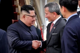 Ngoại trưởng Singapore Vivian Balakrishnan (thứ 2, phải) đón nhà lãnh đạo Triều Tiên Kim Jong-un (trái) tại sân bay Changi, Singapore ngày 10/6. (Nguồn: Yonhap/TTXVN)