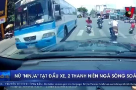 [Video] Nữ 'Ninja' tạt đầu xe, 2 thanh niên ngã lăn ra đường