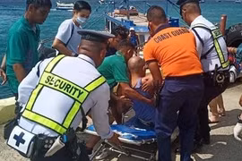 Lực lượng Bảo vệ bờ biển của Philippines đã giải cứu được 14 người. (Nguồn: rappler.com) 