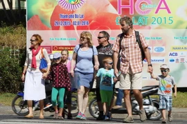 Du khách nước ngoài đến Đà Lạt nhân dịp Festival Hoa Đà Lạt 2015. (Ảnh: Dương Giang/TTXVN)