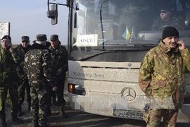 Các thành viên OSCE tại trạm kiểm soát cửa ngõ vào Crimea ngày 7/3. (Nguồn: AFP/ TTXVN)