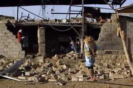 Hiện trường vụ không kích nhằm vào một nhà máy tại thủ đô Sanaa, Yemen, ngày 20/1/2018. (Nguồn: AFP/TTXVN) 