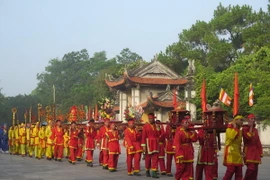 Lễ rước bộ và dâng hương tưởng niệm 573 năm ngày mất của Anh hùng dân tộc, danh nhân văn hóa Nguyễn Trãi trong Lễ hội mùa Thu Côn Sơn-Kiếp Bạc 2015. (Ảnh: Mạnh Minh/TTXVN)