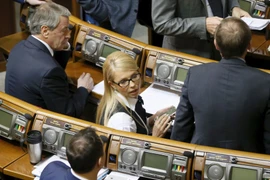 Bà Yulia Tymoshenko (giữa) dự một phiên họp ngày 16/2. (Nguồn: Reuters)