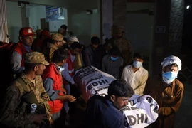 Chuyển thi thể nạn nhân trong vụ đánh bom tại thánh đường Lal Shahbaz Qalandar ra khỏi một bệnh viện ở thị trấn Sehwan, Pakistan ngày 17/2. (Nguồn: AFP/TTXVN)