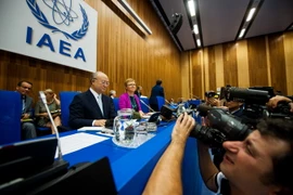 Tổng Giám đốc IAEA Yukiya Amano (phía trước, trái) tại hội nghị ở Vienna, Áo ngày 25/8. (Nguồn: THX/TTXVN) 