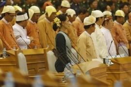 Bà Aung San Suu Kyi (giữa) cùng các nghị sỹ trong phiên họp Quốc hội ở Nay Pyi Taw ngày 22/3/2016. (Nguồn: THX/TTXVN)