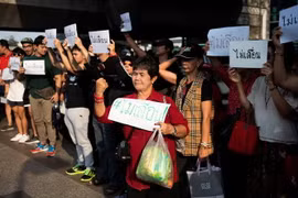Tuần hành ở thủ đô Bangkok phản đối hoãn tổng tuyển cử. (Nguồn: AFP/TTXVN) 